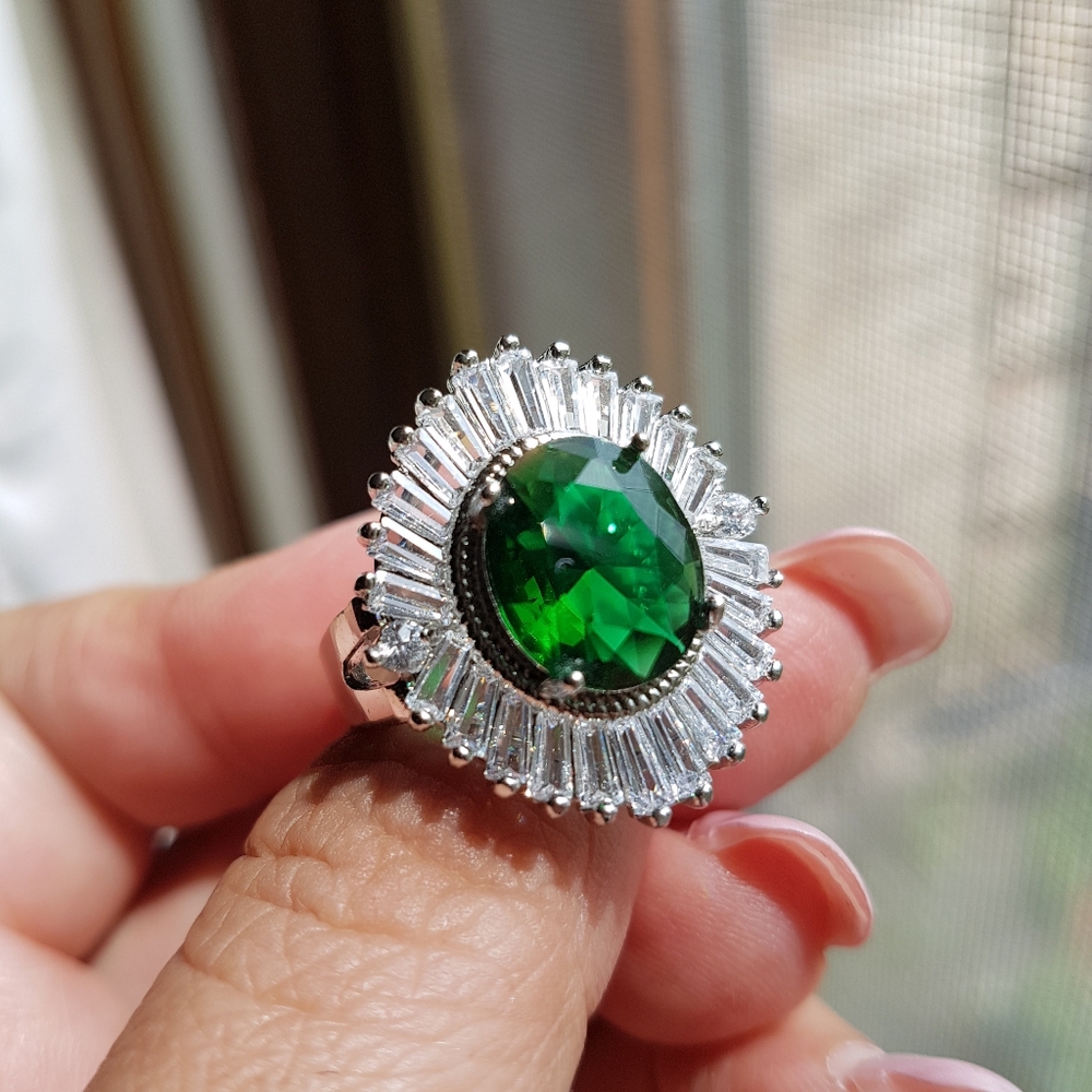 Swarovski Elements 925 Silver Emerald Green Oval Baguette Starburst Ring NEW - Picture 4 of 13